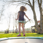 Kind auf Trampolin