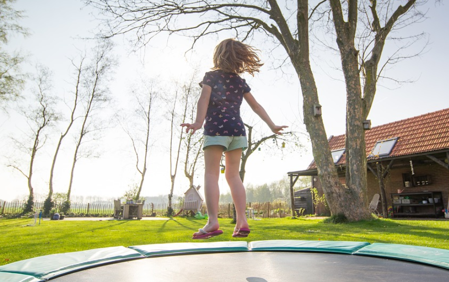 Kind auf Trampolin