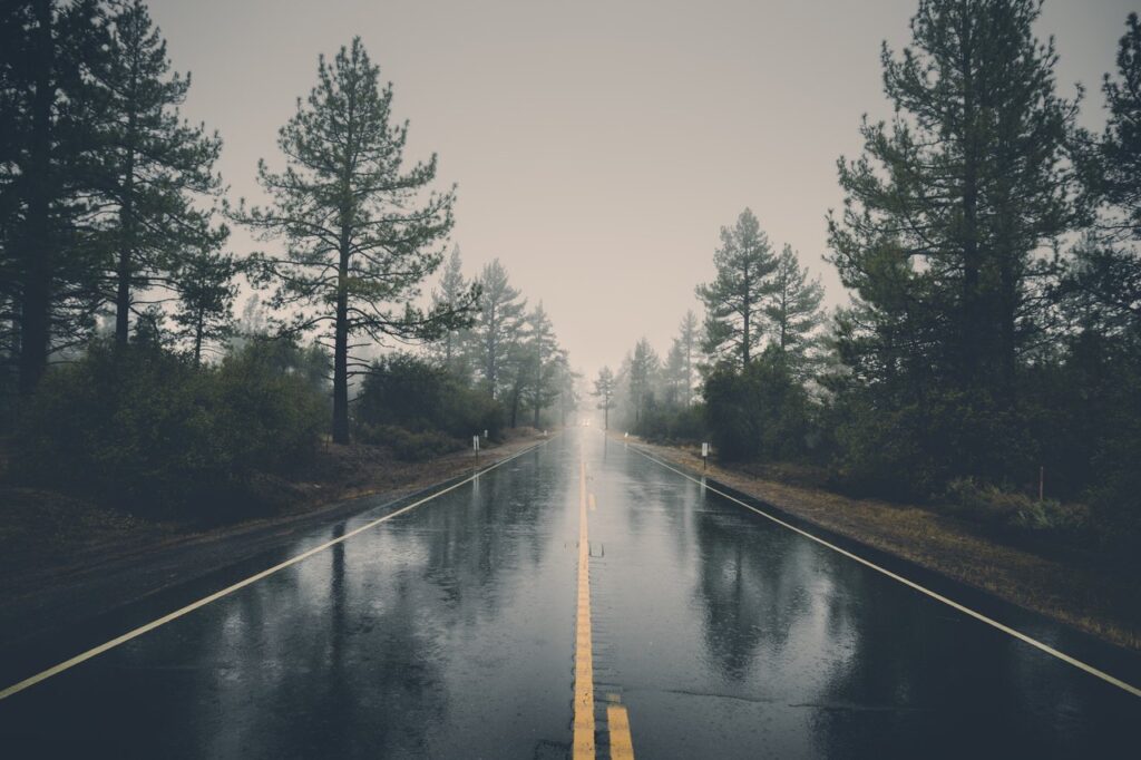 Bodenmarkierung auf einer Straße bei Regen